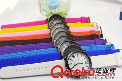 2013潮流热销新款 韩版时尚硅胶手表厂家批发定制服务